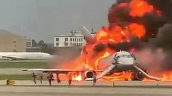 При аварийной посадке горящего самолёта в аэропорту Шереметьево погибли 13 человек
