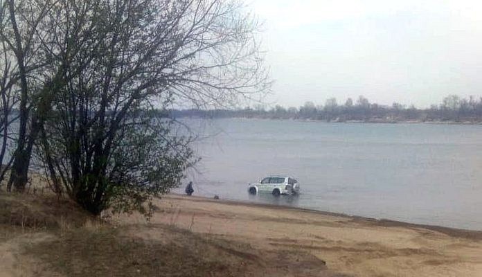 Фото «купающегося» на пляже автомобиля удивило свободненцев