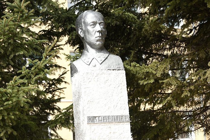 Накануне Дня Победы в Свободном возложили цветы к бюсту генерала Карбышева