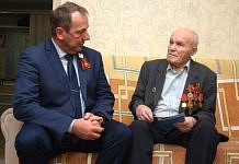 Глава Свободного пришёл с поздравлениями к 93-летнему ветерану накануне Дня Победы