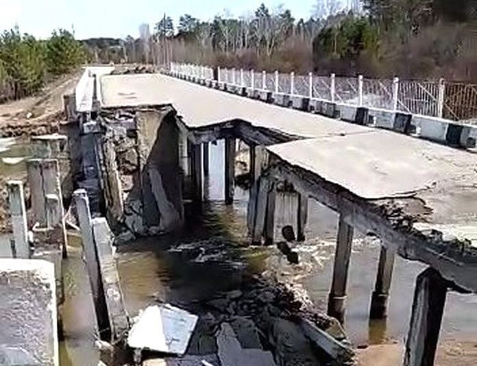 Опасный мост около амурского села Чембары всё-таки рухнул
