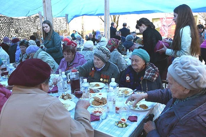 Праздничный обед для свободненских ветеранов в День Победы провели в парке