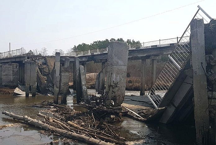 Из-за рухнувшего в Чембарах моста свободненские дорожники делают объезд