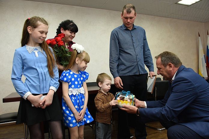 Молодой семье в Свободном вручили жилищный сертификат на миллион рублей