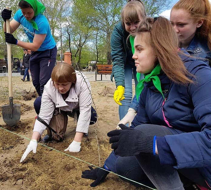 Во Всероссийский день посадки леса школьники Свободного озеленили сквер «Топольки»