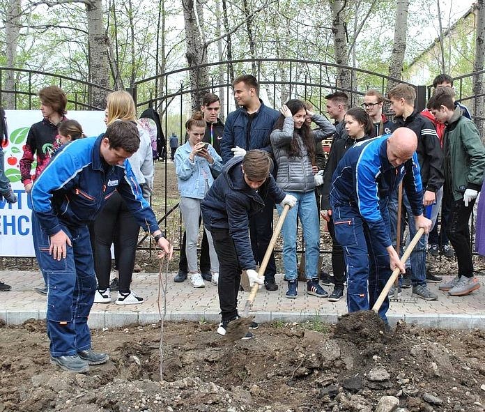 Первый в Свободном Газпром-класс высадил вокруг школы 110 деревьев