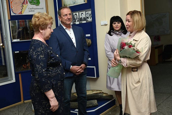 Директора свободненского музея поздравили с юбилеем на рабочем месте