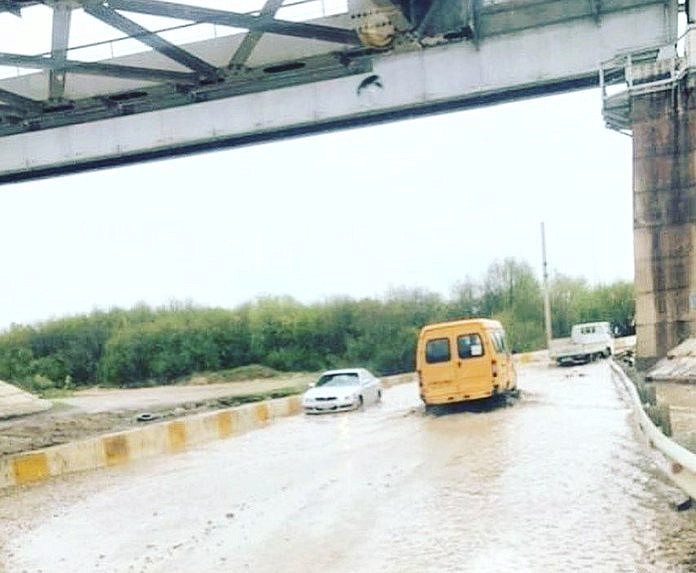 Дожди затопили единственную дорогу из микрорайона Свободного за Транссибом
