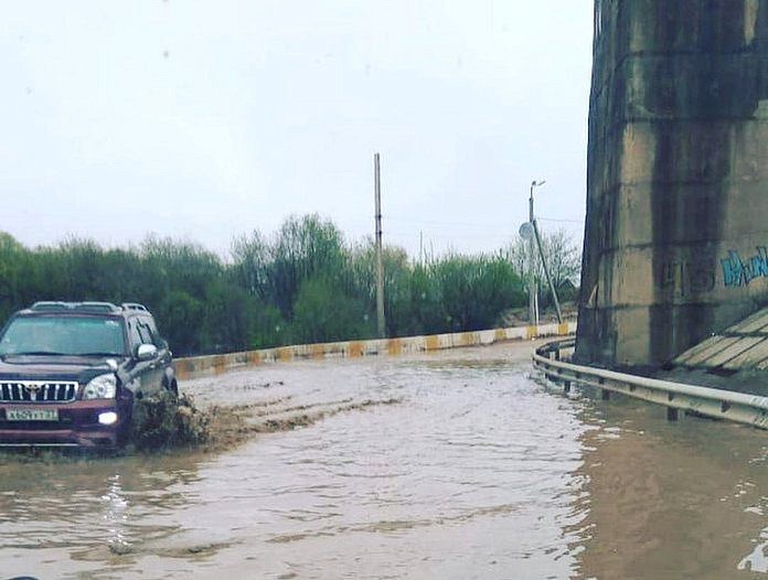 Дожди затопили единственную дорогу из микрорайона Свободного за Транссибом