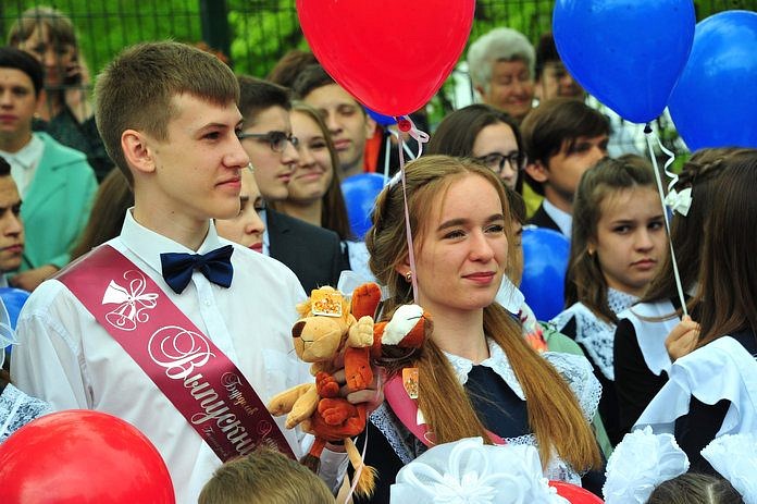 Выпускники свободненской гимназии запустили в небо шары трёх цветов