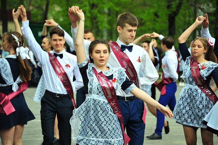 Выпускники свободненской гимназии запустили в небо шары трёх цветов