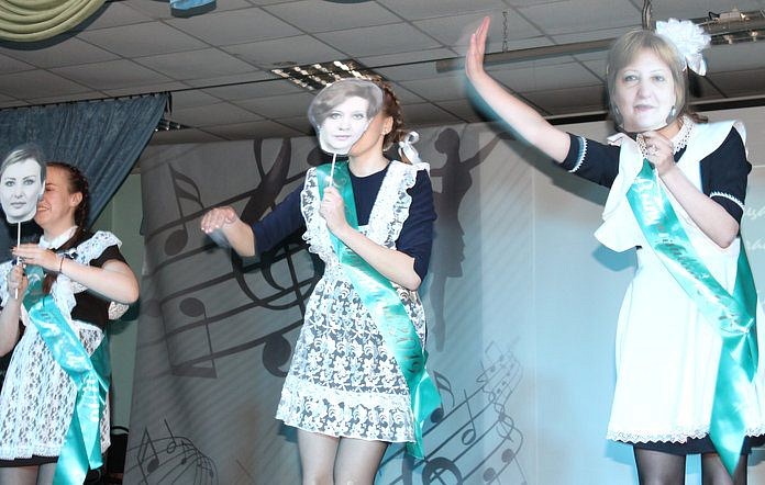 Выпускники свободненской школы исполнили для своих учителей танец с масками