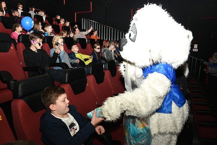 Для 60 свободненских детей подарком стал бесплатный сеанс в новом зале кинотеатра