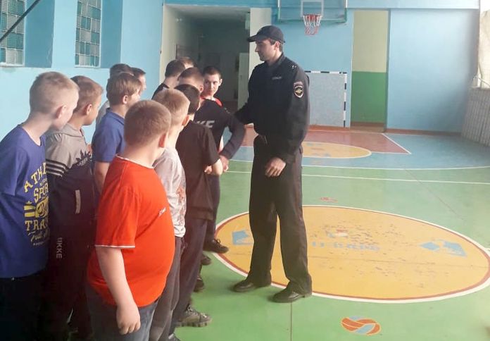 Свободненские полицейские показали приёмы самбо воспитанникам спецшколы из Юхты