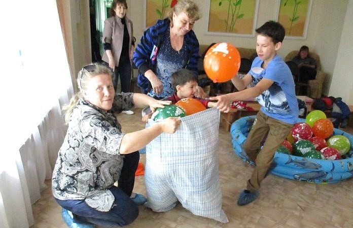 В детском доме Свободного придумали увлекательные конкурсы с шарами