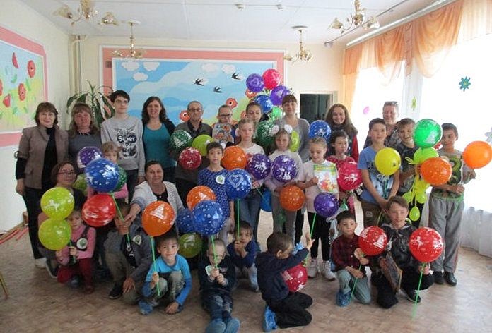 В детском доме Свободного придумали увлекательные конкурсы с шарами