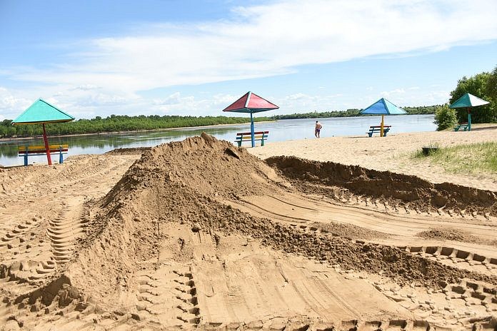 150 тонн чистого речного песка завезли на пляж в Свободном