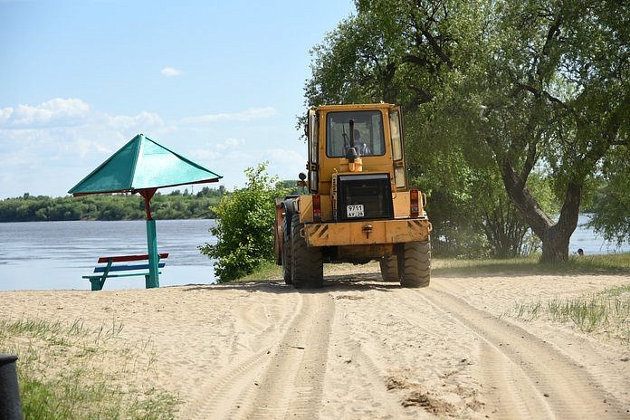 150 тонн чистого речного песка завезли на пляж в Свободном