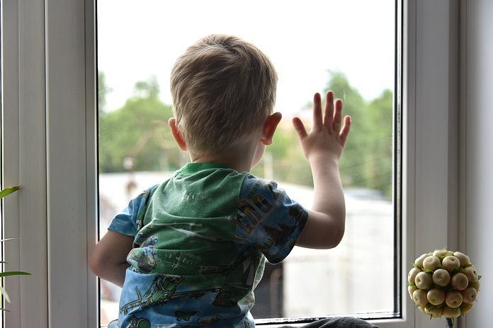Как обезопасить вашего ребёнка от случайного падения из окна?