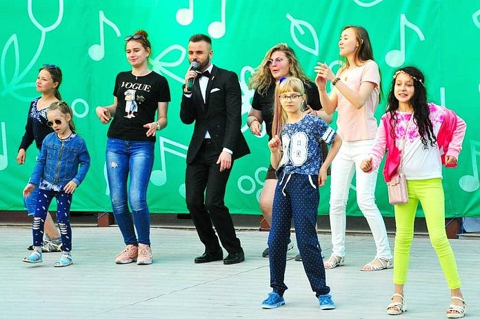 Концерт московских артистов открыл праздничную программу Дня России в Свободном