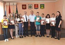 Школьникам Свободного торжественно вручили первые паспорта накануне Дня России