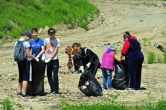 Свободненцы организовали субботник по очистке берегов озера Шестянка