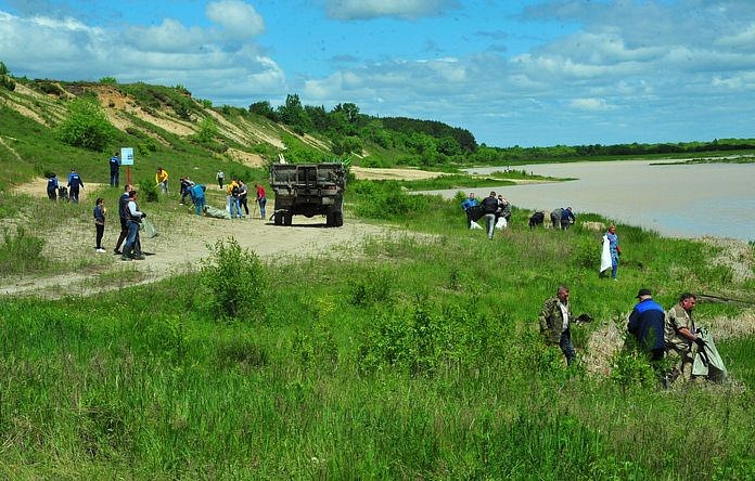Свободненцы организовали субботник по очистке берегов озера Шестянка