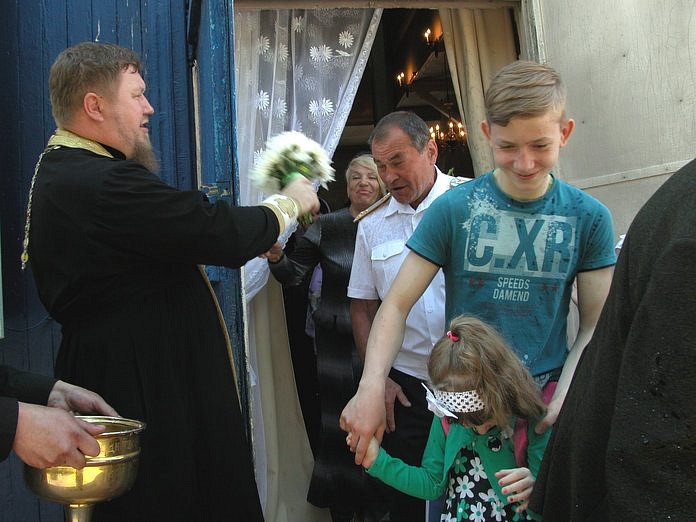 Свято-Никольский храм встречал свободненцев цветами в День Святой Троицы