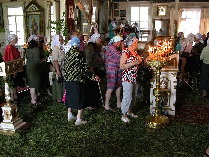 Свято-Никольский храм встречал свободненцев цветами в День Святой Троицы