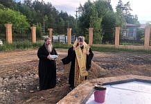 В стоящем на трассе Благовещенск — Свободный селе Новинка заложили церковь