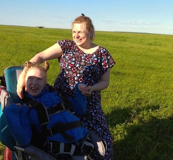 Прикованная к инвалидной коляске 16-летняя амурчанка прыгнула с парашютом!