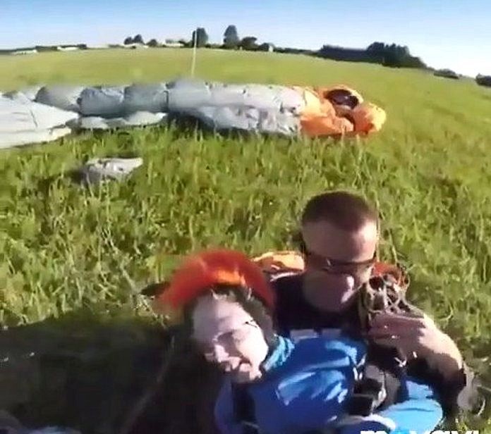 Прикованная к инвалидной коляске 16-летняя амурчанка прыгнула с парашютом!