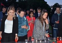 На площади Победы Благовещенска в 4 часа утра зажгли свечи памяти