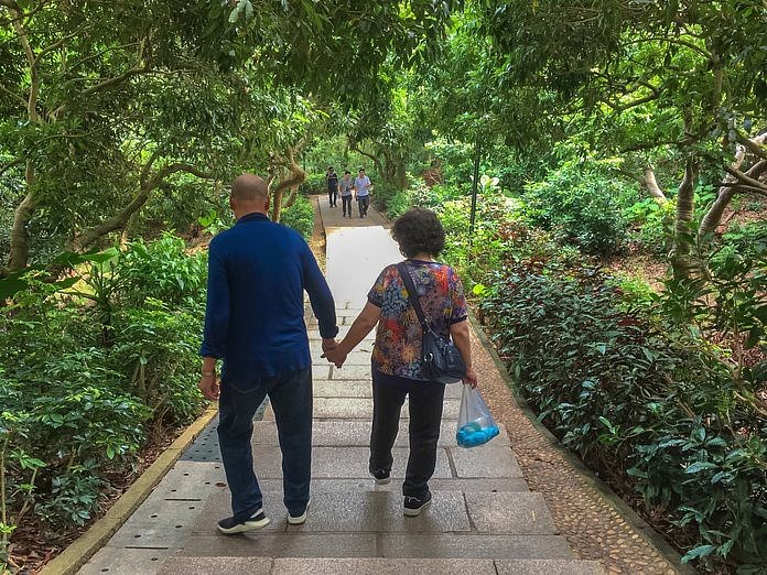 В парке Китая есть место «знакомств» для молодёжи под контролем родителей
