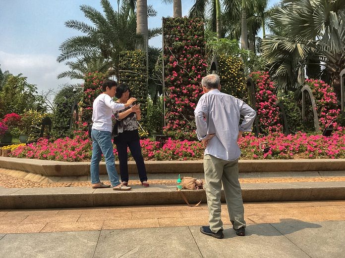 В парке Китая есть место «знакомств» для молодёжи под контролем родителей