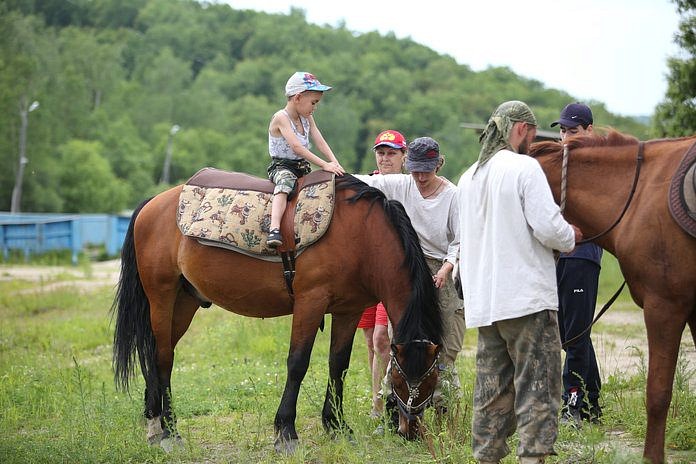 Пять свободненских семей с особенными детьми пригласили в клуб конного туризма