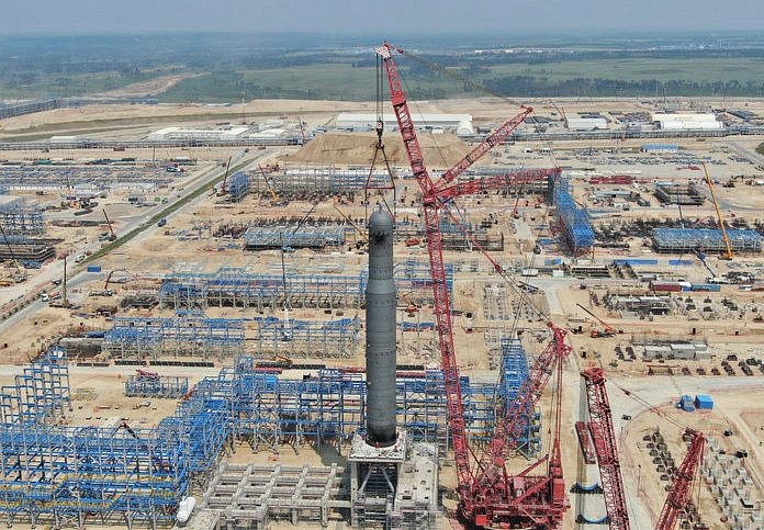Специалисты Амурского ГПЗ установили 870-тонную колонну на фундамент