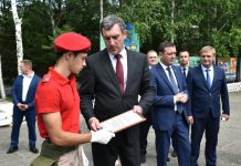 Губернатор Приамурья вручил 14 юнармейцам путёвки во Всероссийский детский центр «Океан»