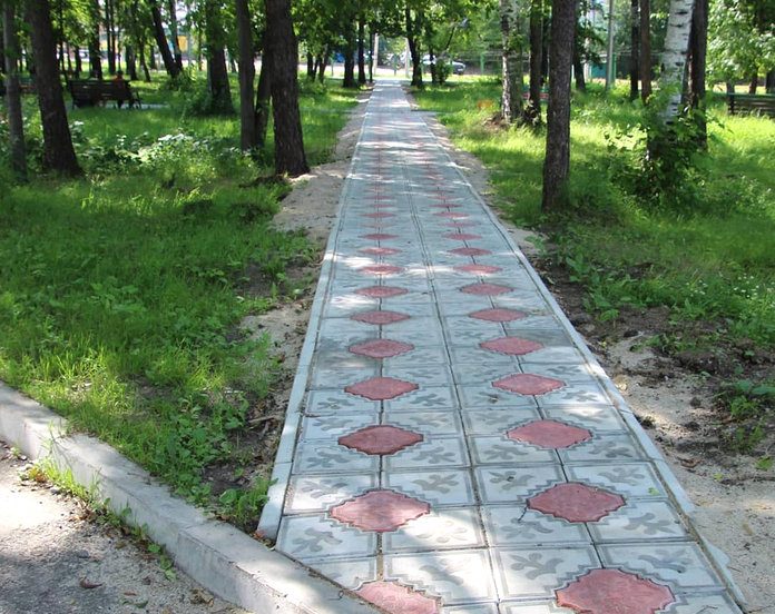 Стихийные дорожки в городском парке Свободного выложили плиткой
