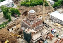 На строительстве храма в Свободном ведутся высотные работы