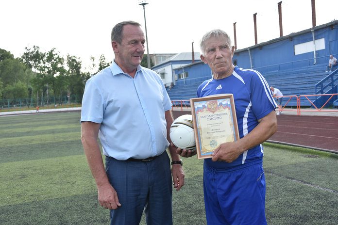 Ветерану спорта вручили благодарность и футбольный мяч от главы Свободного
