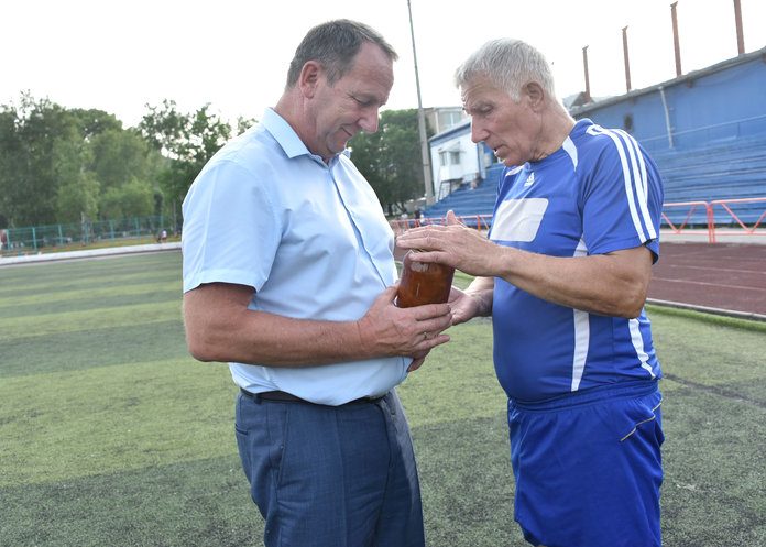 Ветерану спорта вручили благодарность и футбольный мяч от главы Свободного