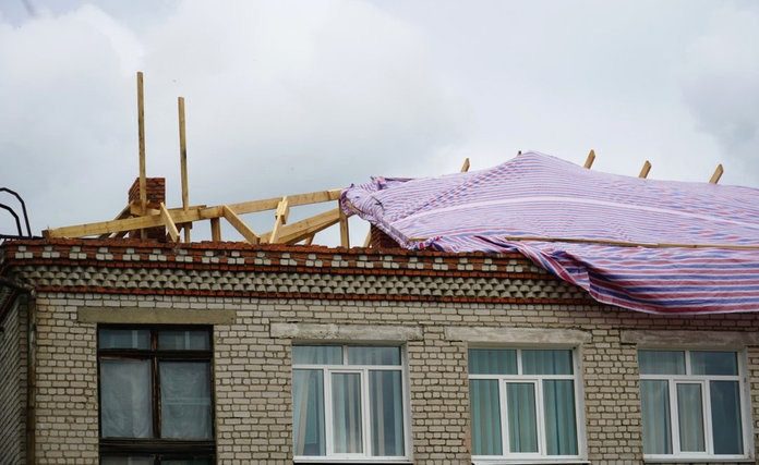 Оставшуюся без крыши во время ремонта школу в Свободном затопило дождями