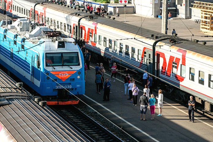 Три пассажирских поезда задержаны из-за размыва насыпи в Приамурье
