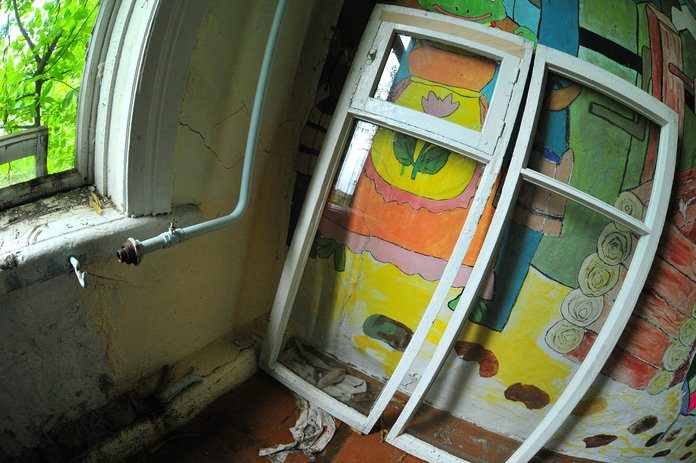 Вандалы бьют окна в бывшем клубе «Дубравушка» на окраине Свободного