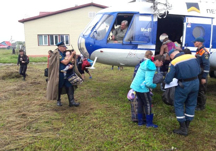 В амурское село Норск пришла вода: жителей эвакуируют на вертолётах