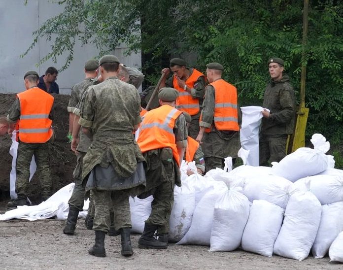 Возводить дамбы в Суражевке свободненцам помогают военные