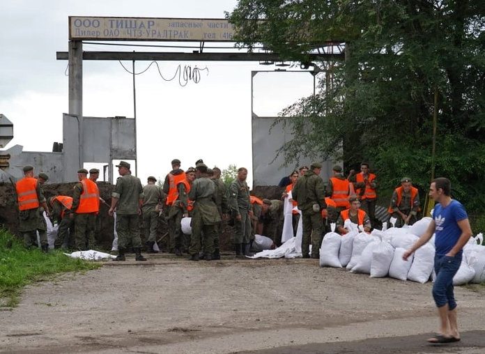 Возводить дамбы в Суражевке свободненцам помогают военные
