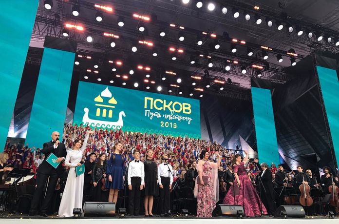 Юные амурчанки выступили в Псковском кремле на одной сцене с артистами Большого и Мариинского театров