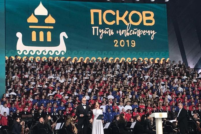 Юные амурчанки выступили в Псковском кремле на одной сцене с артистами Большого и Мариинского театров